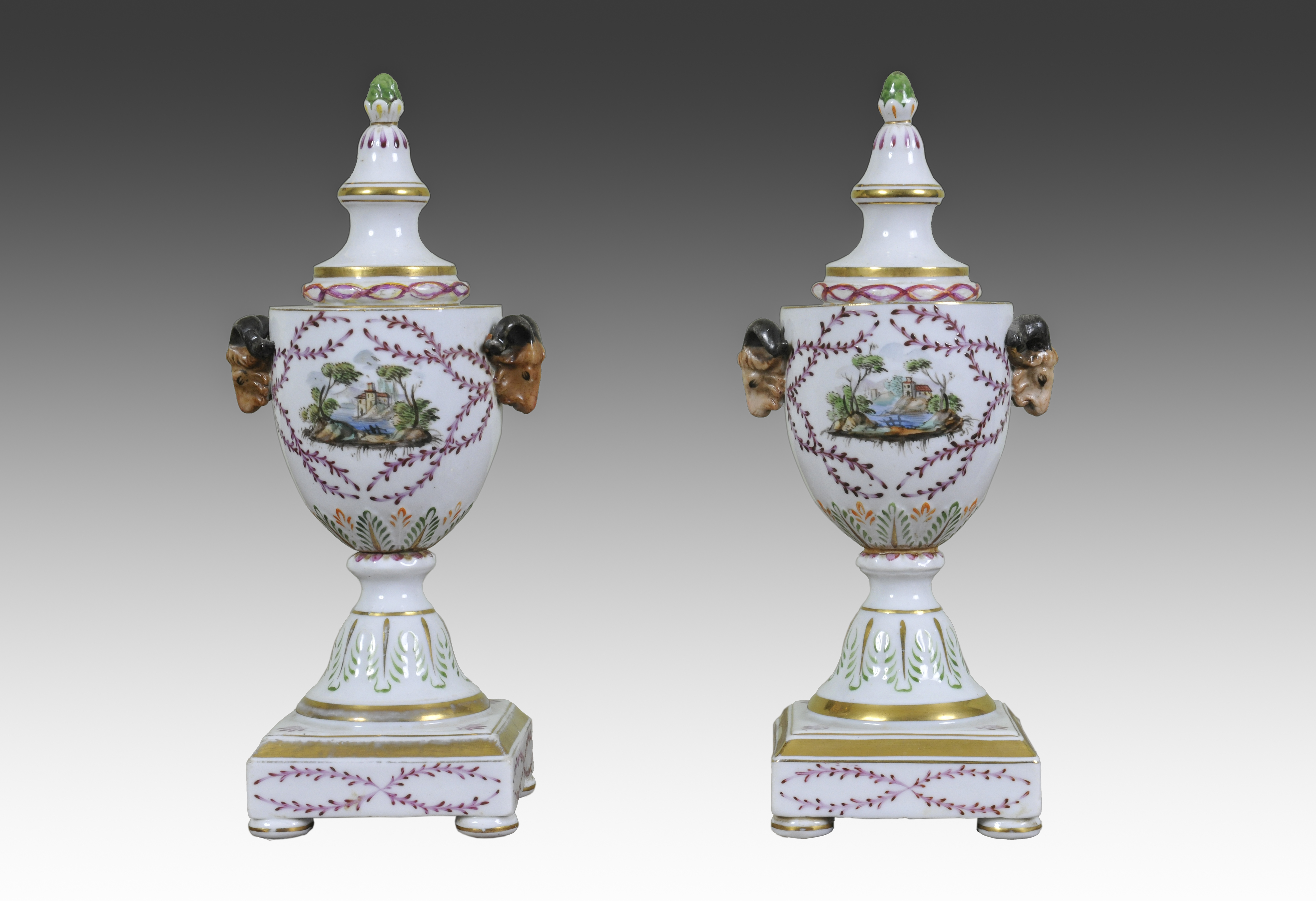 COPPIA DI CANDELIERI IN PORCELLANA 