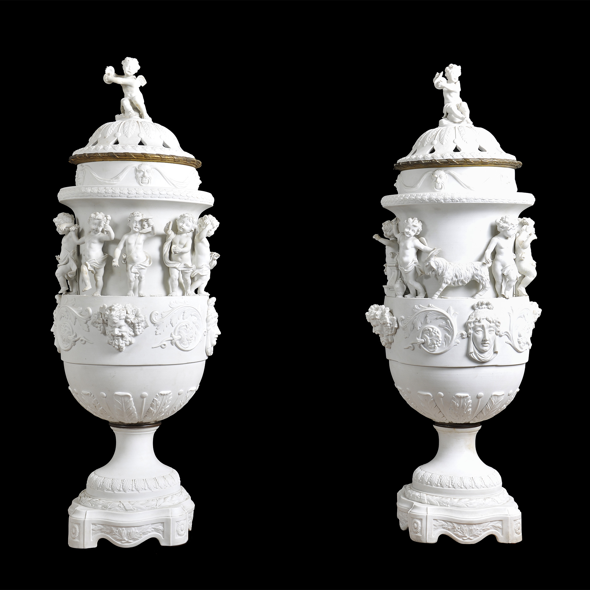 Coppia di grandi vasi pot-pourri in biscuit