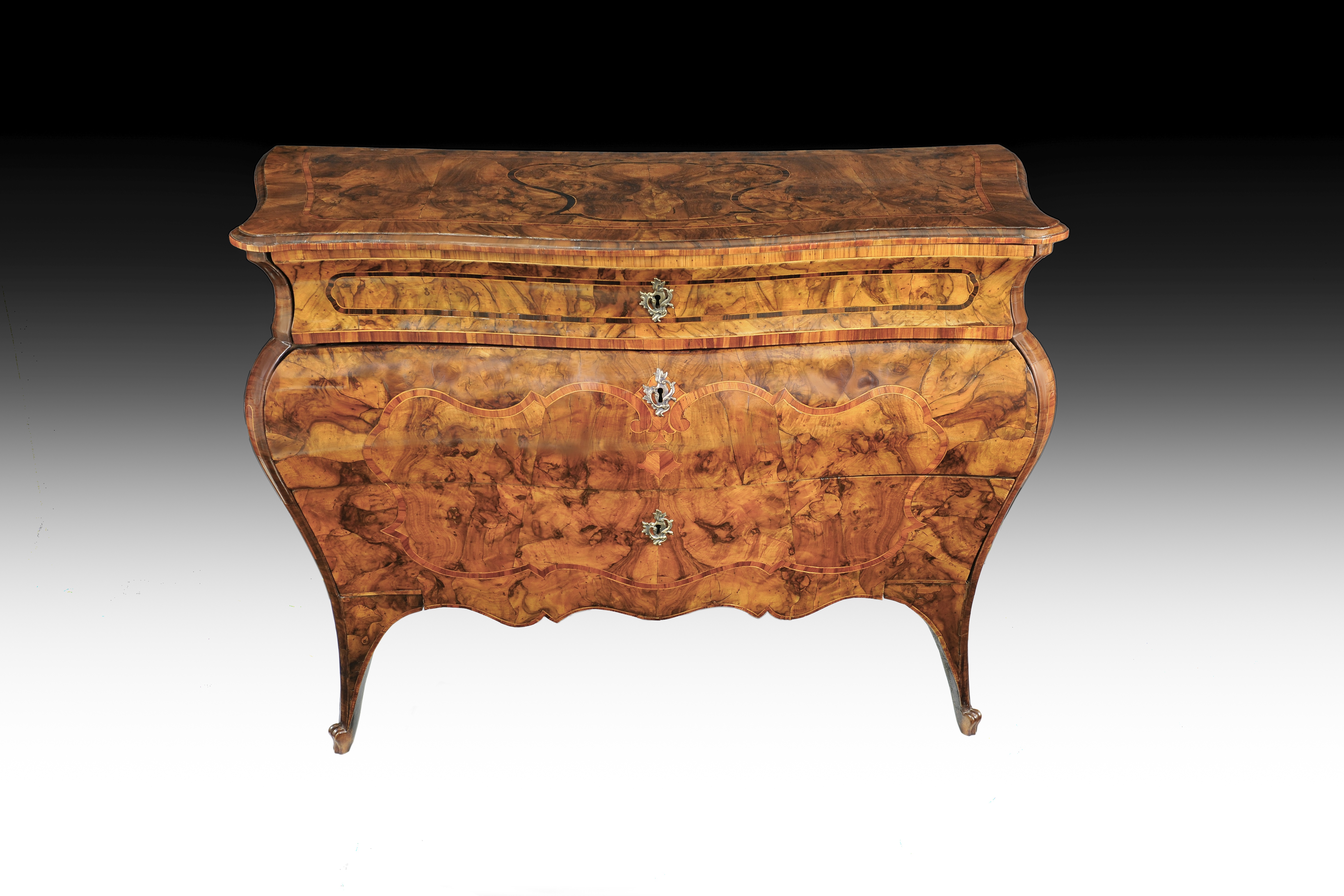 Cassettone Lombardo di forma sagomata e bombata