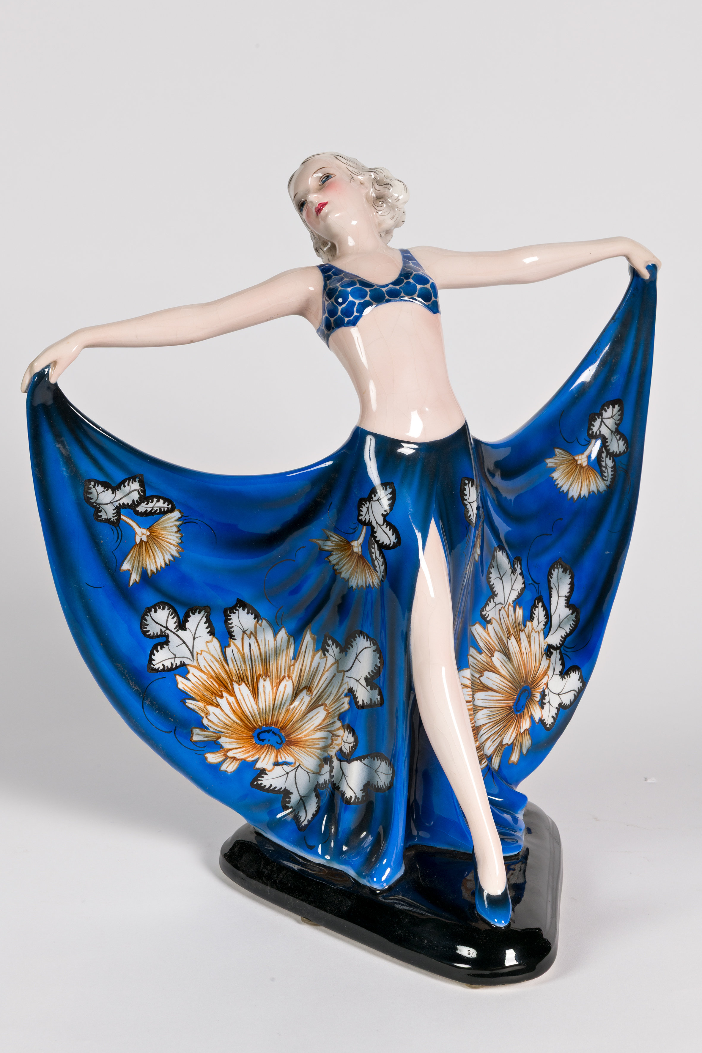 Danzatrice con gonna a ventaglio 