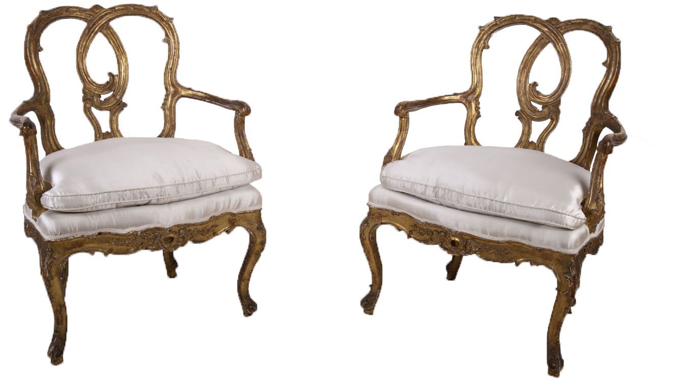 Coppia di poltroncine in legno dorato